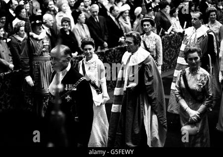 Prinzessin Margaret und ihr Mann in der Prizession durch die Königliche Galerie, wie sie mit anderen Mitgliedern der königlichen Familie zur Staatseröffnung des Parlaments durch die Königin im Haus der Herren ankommen. Von links nach rechts - Prinzessin Margaret: Der Earl of Snowdon: Die Herzogin von Gloucester. Hintergrund von links - Prinzessin Marina, Herzogin von Kent: Der Herzog von Kent: Prinzessin Alexandra. Stockfoto