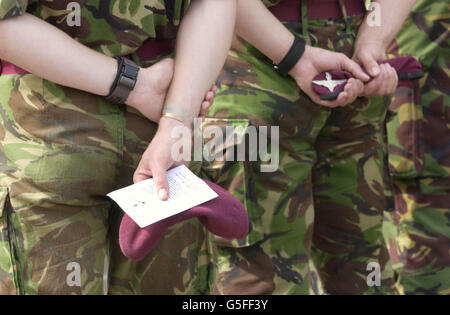 Soldaten des 2. Bataillons des Parachute Regiments halten Gesangbücher, die einen Gottesdienst besuchen, bevor sie sich darauf vorbereiten, ihre Basis in Colchester, Essex, für Friedensaufgaben in Mazedonien zu verlassen. * Hunderte weitere britische Paras bereiteten sich auf die Abreise nach Mazedonien vor, nachdem NATO-Führer ihnen befohlen hatten, Waffen von albanischen Rebellen zu sammeln. Bis zu 700 Soldaten aus dem 2. Bataillon des Fallschirmregiments werden mit dem Ausfliegen beginnen, um sich einer fortgeschrittenen Partei von 400 anzuschließen. Sie werden eine 3,500 Mann starke internationale Streitmacht anführen, die Waffen sammelt, die von der albanischen Nationalen Befreiungsarmee unter Frieden abgegeben wurden Stockfoto