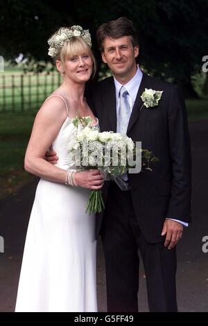 Schauspielerin Sarah Lancashire mit ihrem neuen Ehemann Peter Salmon, Direktor von BBC Sport, nach ihrer Hochzeit in Langar Hall, bei Nottingham. Stockfoto