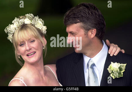 Schauspielerin Sarah Lancashire mit ihrem neuen Ehemann Peter Salmon, Direktor von BBC Sport, nach ihrer Hochzeit in Langar Hall, bei Nottingham. Stockfoto