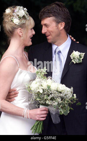 Schauspielerin Sarah Lancashire mit ihrem neuen Ehemann Peter Salmon, Direktor von BBC Sport, nach ihrer Hochzeit in Langar Hall, bei Nottingham. Stockfoto