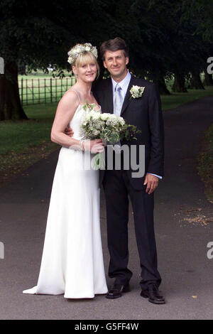 Die Schauspielerin Sarah Lancashire mit ihrem neuen Ehemann Peter Salmon, Direktor von BBC Sport, nach ihrer Hochzeit in Langar Hall, bei Nottingham. * 26/03/2003: Sarah Lancashire ist zum dritten Mal Mutter geworden, es wurde am Mittwoch, den 26. März 2003, angekündigt. Der ehemalige Star der Coronation Street und ihr TV-Geschäftsführer Peter Salmon haben jetzt sechs Jungen zwischen ihnen. Lancashire, 38, wurde gestern Abend im Londoner Portland Hospital geboren. Stockfoto