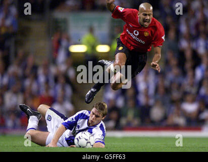 Juan Veron von Manchester United (rechts) wird von Garry Flitcroft von Blackburn Rovers herausgefordert, für die er während des Spiels der FA Barclaycard Premiership im Ewood Park, Blackburn, eine gelbe Karte erhalten hat. Stockfoto