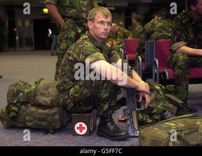 Der CPL Shane Hodgson aus Colchester wartet auf seinen Flug in der Flughafenlounge mit weiteren 90 britischen Truppen, die als Teil einer NATO-Truppe nach Mazedonien aufreisten, um Waffen zu sammeln, die von den Rebellen der ethnischen Albaner abgegeben wurden. *...die Truppen, die Teil der Luftangriff-Brigade von 16 waren, verließen den Stützpunkt in Oxfordshire, um in die Hauptstadt Skopje einer fortgeschrittenen Partei von 400 britischen Soldaten beizutreten, die bereits im Land waren. Llw Stockfoto