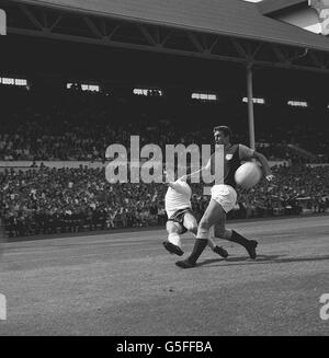 8. DEZEMBER: Geoff Hurst von West Ham United in Aktion. Hurst, der 11 cm groß ist und fast 13 Steine wiegt, wurde in Ashton-under-lyne geboren. Stockfoto