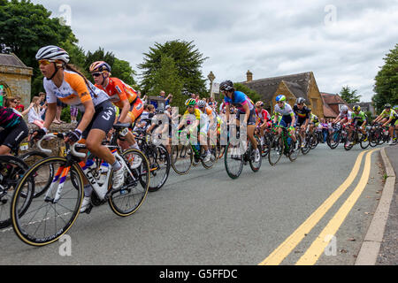Northamptonshire, Großbritannien Sonntag, 19. Juni 2016. Aviva Frauen Tour, Stufe 5. Osten Haddon 29.2 Meilen ins Rennen. Stockfoto