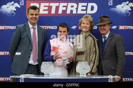 Winning Connections of Bronze Angel, Gewinner des Betfred Cambridgeshire. Einschließlich Jockey William Buick, Besitzer Lady Tennant und Trainer Marcus Tregoning (rechts) am dritten Tag des Cambridgeshire Festivals auf der Newmarket Racecourse. Stockfoto