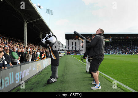 Fußball - Barclays Premier League - Fulham gegen Manchester City - Craven Cottage. Im Rahmen eines EA Sports-Wettbewerbs werden zur Halbzeit T-Shirts in die Menge geschossen Stockfoto