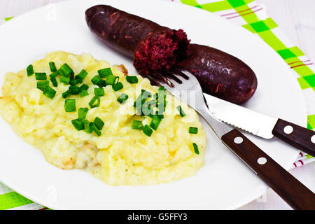 Kartoffelpüree und Blutwurst Kaszanka Stockfoto