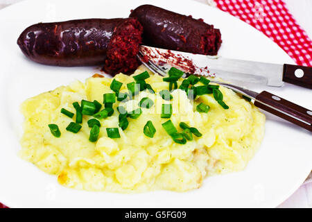 Kartoffelpüree und Blutwurst Kaszanka Stockfoto