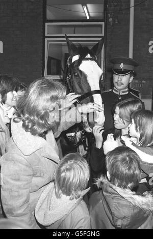 Trooper Michael Pedersen und 'Sefton', das Pferd der Blues und Royals, das er während der Bombardierung des Hyde Parks 1982 ritt, treten auf dem Weihnachtsmarkt der SSAFA (The Soldiers' and Sailors' Families Association) in Chelsea Barracks in London auf. Stockfoto