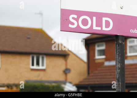 Immobilienbestand. Allgemeine Ansicht des „Sold“-Zeichens eines Immobilienmaklers vor einer Immobilie in Portsmouth, Hampshire. Stockfoto