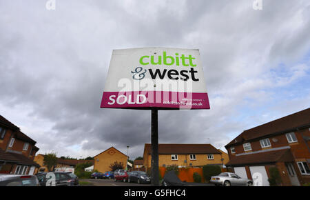 Immobilienbestand. Allgemeine Ansicht des „Sold“-Zeichens eines Immobilienmaklers vor einer Immobilie in Portsmouth, Hampshire. Stockfoto