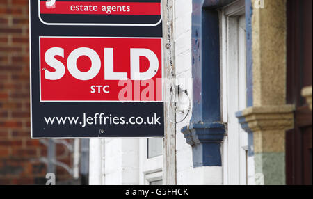 Allgemeine Ansicht des 'Sold'-Schildes eines Immobilienmaklers vor einer Immobilie in Portsmouth, Hampshire. Stockfoto