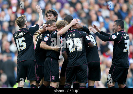 Fußball - npower Football League Championship - Brighton & Hove Albion gegen Birmingham City - AMEX Stadium. Chris Burke (Mitte) von Birmingham City feiert mit seinen Teamkollegen, nachdem sie ihr erstes Tor des Spiels erzielt haben Stockfoto