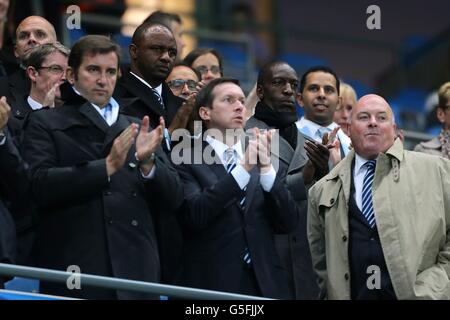 Der ehemalige Athlet Michael Johnson (Mitte rechts) stand vor dem Anstoß an der Seite von Manchester City Football Development Executive Patrick Vieira (Mitte links) auf der Tribüne Stockfoto