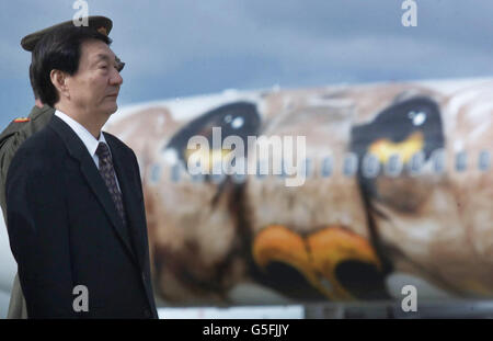 Zhu Rongji, der Premierminister der Volksrepublik China, kommt zum Beginn seines viertägigen offiziellen Besuchs in der Republik Irland am Flughafen Dublin an. Stockfoto