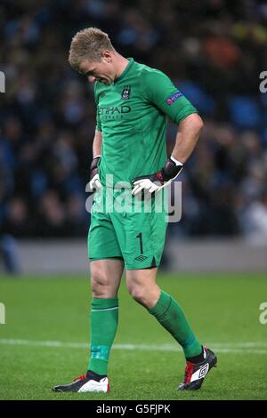 Fußball - UEFA Champions League - Gruppe D - Manchester City / Borussia Dortmund - Etihad Stadium. Manchester City Torwart Joe Hart steht niedergeschlagen Stockfoto