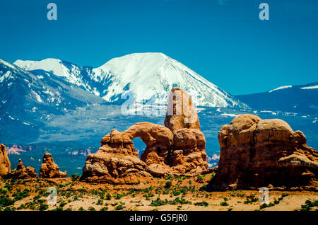 Schneebedeckter Berg im Hintergrund vom Arches National Park im wunderschönen Utah, im Frühling. Stockfoto