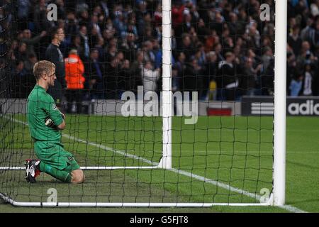 Fußball - UEFA Champions League - Gruppe D - Manchester City / Borussia Dortmund - Etihad Stadium. Torhüter Joe Hart von Manchester City kniet sich hinten in sein Tornetz, um zu sehen, wie Mario Balotelli ihre späte Strafe erzielt Stockfoto