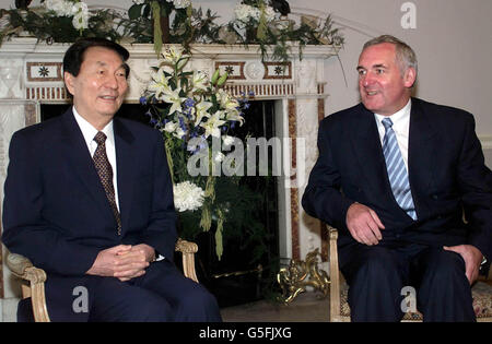 Der irische Premierminister Bertie Ahern (R) spricht mit Zhu Rongji der Premierminister der Volksrepublik China, vor den Gesprächen in Farmleigh, Dublin, ist Herr Zhu Rongji zu einem viertägigen offiziellen Besuch in der Republik Irland. Stockfoto