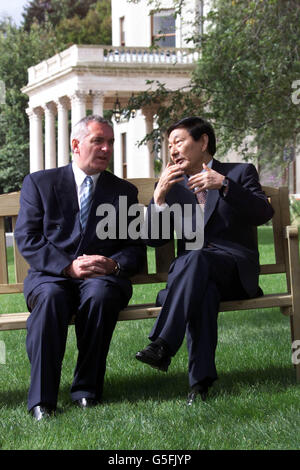 Der irische Premierminister Bertie Ahern (l.) und Zhu Rongji, der Premierminister der Volksrepublik China, sprechen auf dem Gelände von Farmleigh, Dublin, während seines viertägigen offiziellen Besuchs in der Republik Irland, um den Handel zwischen den beiden Nationen zu stärken. Stockfoto