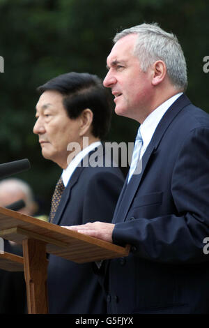 Der irische Premierminister Bertie Ahern (R) und Zhu Rongji, der Premierminister der Volksrepublik China, haben während seines viertägigen offiziellen Besuches in der Republik Irland auf dem Gelände von Farmleigh, Dublin, den Handel zwischen den beiden Nationen zu stärken. Stockfoto