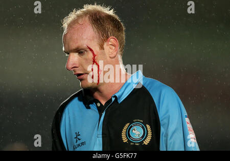 Fußball - npower Football League Two - Wycombe Wanderers / Plymouth Argyle - Adams Park. Gary Doherty von Wycombe Wanderers wird wegen eines blutigen Kopfes behandelt Stockfoto