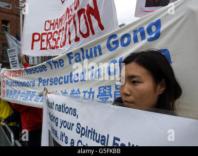 Protestierende vor dem Dublin Castle, wo Zhu Rongji, Premierminister der Volksrepublik China, Ehrengast bei einem offiziellen Dinner ist, das von Taoiseach Bertie Ahern veranstaltet wird. * ..... Der chinesische Führer in der Republik Irland bei einem viertägigen Besuch. Stockfoto