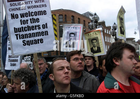 Demonstranten vor dem Schloss Dublin, wo Zhu Rongji, Premierminister der Volksrepublik China, bei einem offiziellen Abendessen, das von Taoiseach Bertie Ahern veranstaltet wird, zu Gast ist. Der chinesische Führer in der Republik Irland zu einem viertägigen Besuch. Stockfoto