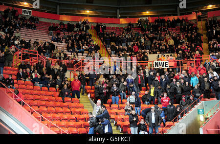 Fußball - npower Football League Championship - Charlton Athletic gegen Watford - The Valley. Charlton Athletic Fans im Tribüne Stockfoto