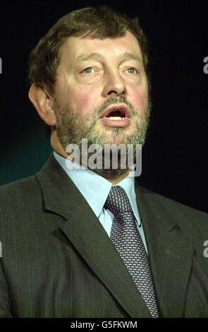 Innenminister David Blunkett spricht über die Konferenz der Police Superintendent's Association im Warwickshire Hotel. 11/9/01 Blunkett sagte, dass Mitglieder von 21 Organisationen, die im Rahmen des letztjährigen Terrorismusgesetzes verboten wurden, genau überwacht werden. * durch Polizei und Sicherheitsdienste nach Terroranschlägen in den USA. Der Großteil der verbotenen Gruppen ist mit islamischem Fundamentalismus verbunden, und mehrere haben vermutlich Sympathien mit dem Hauptverdächtigen bei den US-Angriffen, Osama bin Laden. 26/09/2001... David Blunkett hat heute versprochen, dass die Regierung die Demokratie nutzen würde, um die Demokratie in der zu schützen Stockfoto