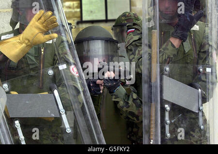 Polnische Truppen nehmen an einer zweiwöchigen Übung namens Kosakenstappe im eigens dafür errichteten städtischen Trainingsgebiet Copehill Down auf der Salisbury Plain, Wiltshire, Teil. * ..... Die Operation, an der polnische und ukrainische Soldaten beteiligt sind, findet im Rahmen des Outreach-Programms der Regierung statt, das eine Vielzahl von Austauschpaketen mit Armeen aus Osteuropa betreibt. Stockfoto