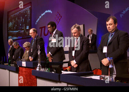 Der Generalrat des Trades Union Congress (TUC), zu dem der Präsident Bill Morris (C) und der Generalsekretär John Monks (Dritter von rechts) gehören, schweigt auf ihrer jährlichen Konferenz in Brighton. * die Konferenz wurde früh geschlossen, um den Opfern der Terroranschläge in New York und Washington Respekt zu erweisen. Stockfoto