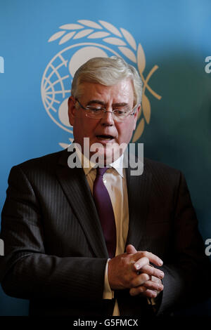 Tanaiste und Außenminister Eamon Gilmore lanciert UNICEF Irlands Beitrag "IT's About You" zur Kampagne für das Kinder-Referendum im Außenministerium zu St. Stephen's Green in Dublin. Stockfoto