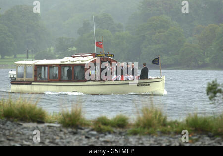 Der Start mit dem Sarg des Motorbootassen Donald Campbell auf dem Lake Coniston in Cumbria, wo sein Leichnam auf einer letzten Reise um den See vor einem Trauerdienst in der örtlichen St. Andrew's Church mitgenommen wurde. * Campbell, 46, starb, als er versuchte, seinen eigenen Geschwindigkeitsrekord im Wasser im Januar 1967 zu brechen, als das Boot abgestürzt war. Taucher entdeckten die Trümmer am Grund des Sees im vergangenen Dezember nach einer vierjährigen Suche, wo zwei Monate später seine Überreste geborgen wurden. Stockfoto