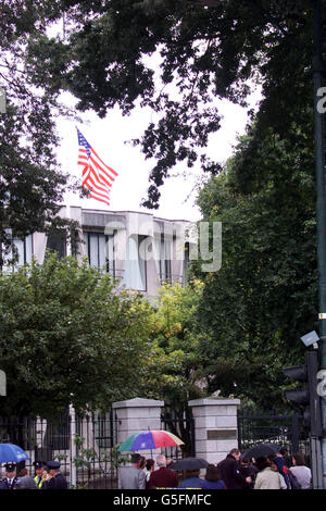 Die Stars and Stripes fliegen auf halber Mast vor der amerikanischen Botschaft in Dublin, wo ein Kondolenzbuch für die Opfer des Terroranschlags auf Amerika gestern eröffnet wurde. Der irische Premierminister Berti Ahern kündigte einen Tag der Trauer an. * Bertie Ahern erklärte einen nationalen Tag der Trauer um die Opfer von US-Terroranschlägen. Stockfoto