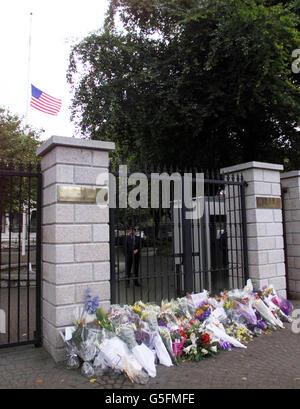 Die Stars and Stripes fliegen auf halber Mast vor der amerikanischen Botschaft in Dublin, wo ein Kondolenzbuch für die Opfer des Terroranschlags auf Amerika gestern eröffnet wurde. Der irische Premierminister Berti Ahern kündigte einen Tag der Trauer an. * Bertie Ahern erklärte einen nationalen Tag der Trauer um die Opfer von US-Terroranschlägen. Stockfoto