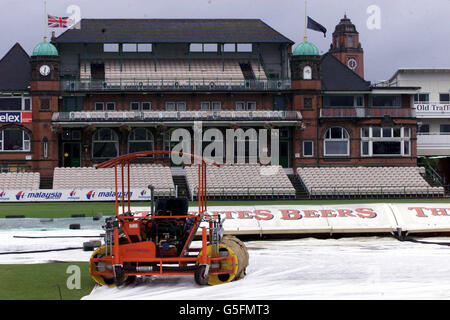 Rain Delays spielen in Old Trafford, Manchester, zum Start des zweiten Spieltages zwischen Lancashire und Kent in der Cricinfo County Championship. Flaggen auf dem Pavillon fliegen weiterhin auf halber Mast, um die amerikanischen Opfer der Terroranschläge zu respektieren. Stockfoto
