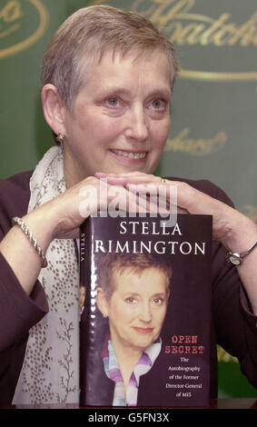 Dame Stella Rimington , die ehemalige Generaldirektorin des MI5 mit einer Kopie ihrer Memoiren "Open Secret", bevor sie Kopien für die Öffentlichkeit im Hatchards Buchladen in Piccadilly, Central London, signierte. * ..... Die Veröffentlichung von Memoiren eines ehemaligen Geheimdienstleiters sowie dessen Serialisierung in der Zeitung Guardian haben von einigen Seiten Kritik eingebracht. Stockfoto