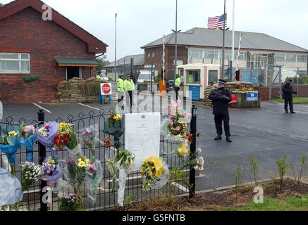 Die USAF-Hörstation auf dem RAF Menwith Hill in der Nähe von Harrogate, wo sich ein höheres Maß an sichtbarer Sicherheit mit floralen Tributen vermischt, die an einem Umzäunungszaun an der Basis zum Gedenken an die Toten der Terroranschläge in den USA hinterlassen wurden. Stockfoto