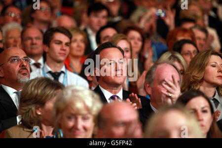 Premierminister David Cameron applaudiert, als Bundeskanzler George Osborne auf der heutigen Sitzung der konservativen Konferenz im Internationalen Kongresszentrum von Birmingham spricht. Stockfoto