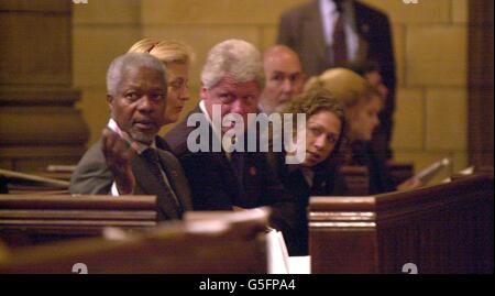 (L-R) UN-Generalsekretär Kofi Annan, seine Frau Nane und der ehemalige US-Präsident Bill Clinton mit seiner Tochter Chelsea nahmen an einem Gottesdienst in der St. Thomas Church in New York Teil, der für die britischen Opfer des Terroranschlags auf das World Trade Center abgehalten wurde. Stockfoto