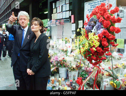 Cherie Blair, Ehefrau des britischen Premierministers Tony Blair, spricht mit dem ehemaligen US-Präsidenten Bill Clinton an einem Denkmal für die gefallenen Feuerwehrleute, die beim Angriff des World Trade Center vor dem Motorenunternehmen 8, Station Leiter 2 in New York, verloren gegangen sind. * Frau Blair traf Verwandte der zehn Männer, die vom Bahnhof verloren gingen. Stockfoto