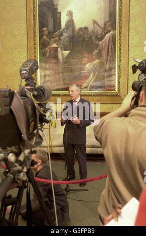 Der britische Außenminister Jack Straw sprach bei einer Pressekonferenz im Außenministerium in London, als er ankündigte, dass er nächste Woche im Rahmen einer Reise durch den Nahen Osten den Iran besuchen werde. * sein Besuch, der als erster von einem britischen Außenminister seit dem Sturz des Schahs in den 1970er Jahren gedacht wurde, wird Teil einer diplomatischen Mission in der Region sein, um die Unterstützung für internationale Aktionen gegen die Verantwortlichen der US-Terroranschläge zu stärken. Stockfoto