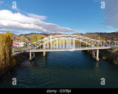 Alexandra Bridge und Clutha River im Herbst, Central Otago, Südinsel, Neuseeland - Drohne Luftbild Stockfoto