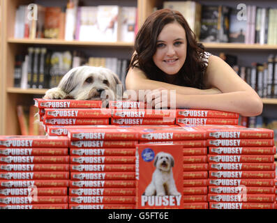 Der Brite Got Talent Winning Dog Pudsey startet mit seiner Besitzerin Ashleigh Butler in Foyles, Charing Cross Road, London, seine 'Autobiographie'. Stockfoto