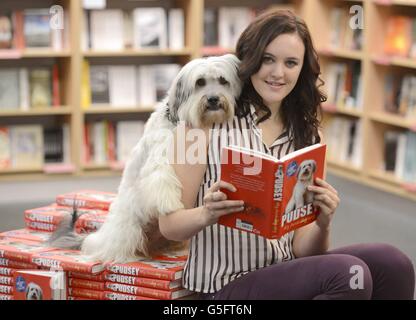 Der Brite Got Talent Winning Dog Pudsey startet mit seiner Besitzerin Ashleigh Butler in Foyles, Charing Cross Road, London, seine 'Autobiographie'. Stockfoto