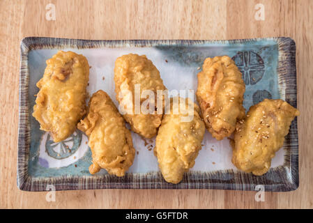 koreanische gebratenes Huhn mit Sesam auf einem Teller Stockfoto