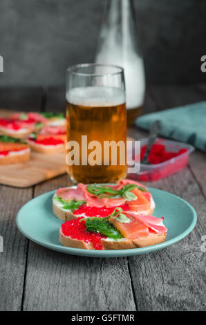Sandwiches mit Meeresfrüchten und Bier Stockfoto